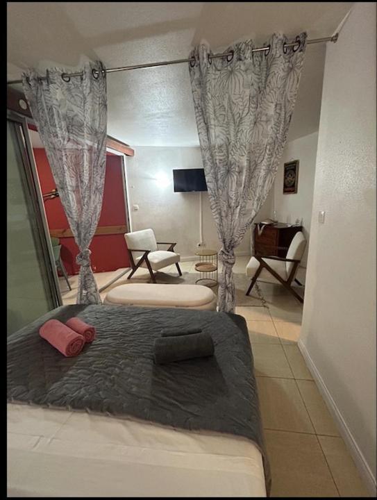 Studio Sainte Anne 2Mn A Pieds De La Plage ,Possibilite Location De Voiture Exterior foto